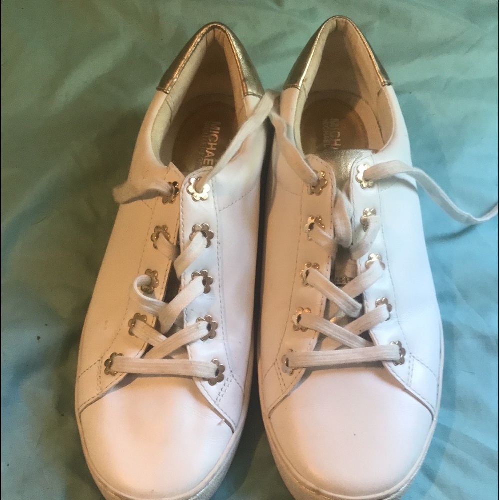 Used size 7 1/2  leather Michael Kors shoe